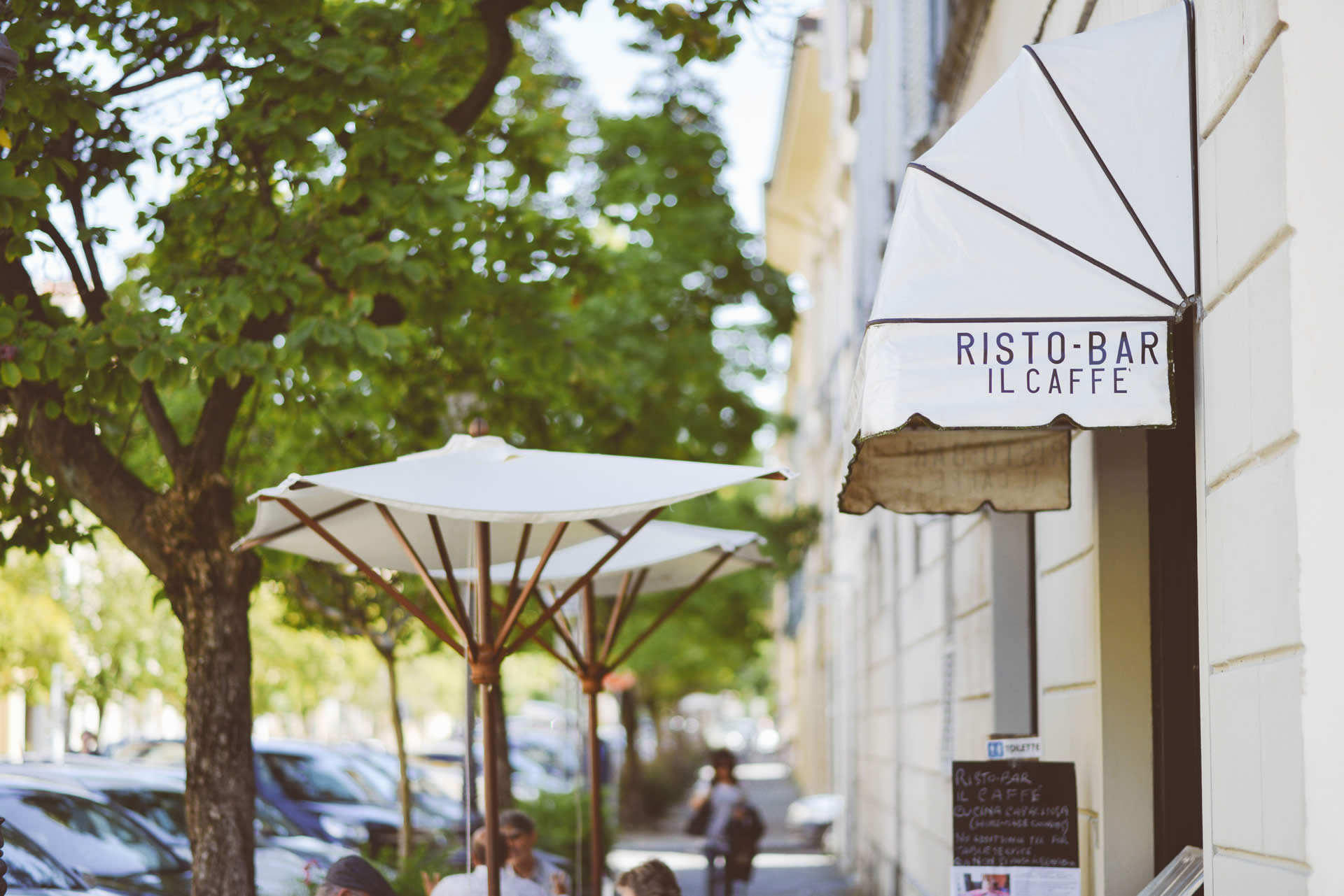 restaurant-sidewalk-boardwalk-cafe